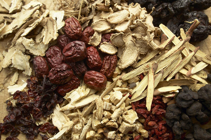 无人,横图,俯视,室内,特写,白天,植物,一堆,许多,堆叠,堆积,果实,草药,药草,很多,中药,枣,红枣,堆,枸杞子,枸杞,枣子,药材,中草药,中药材,本草,苟起子,枸杞豆,枸杞果,血杞子,补气,归脾,胃经,养血,大枣,干红枣,彩图,高角度拍摄,全画面,全框架,全帧,全画幅