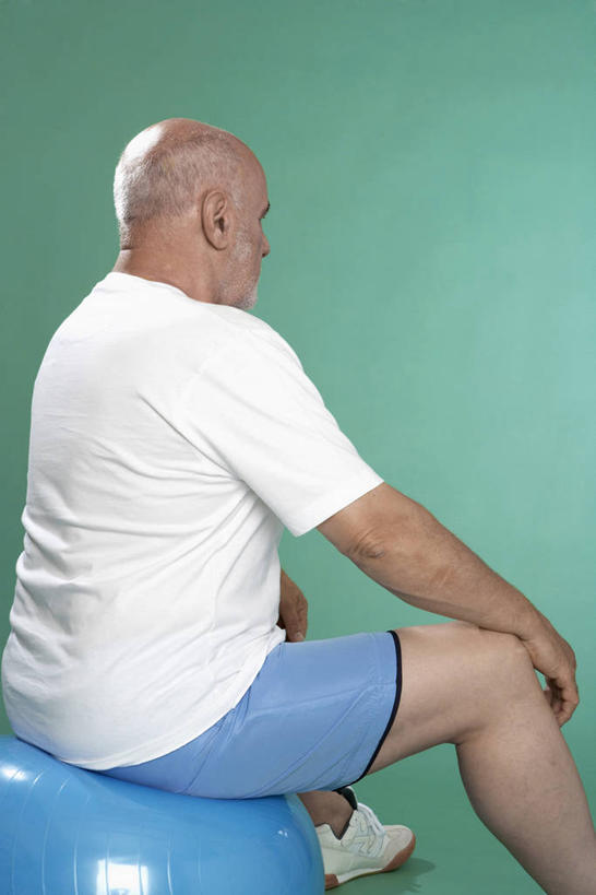 西方人,一个人,坐,竖图,室内,白天,侧面,锻炼,运动,欧洲,欧洲人,仅一个男性,仅一个人,绿色背景,服装,休闲装,一个,衣服,仅一个老年男性,休闲,休闲服,健身球,搭,摄影,服饰,影棚,单个,瑜伽球,搭着,体育,老年男性,男人,男性,白种人,坐着,半身,彩图,影棚拍摄,健身,拍摄
