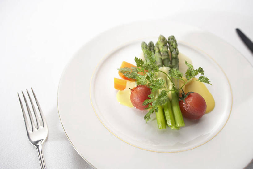 无人,横图,俯视,室内,特写,白天,白色背景,烹饪,西餐,芦笋,蔬菜,西红柿,小番茄,餐具,金属制品,新鲜,金属,叉子,刀叉,刀子,碟子,盘,调料,酱料,酱汁,蔬菜沙拉,佐料,美乃滋,沙拉,料理,食品,调味品,调味料,色拉,酱,沙拉酱,沙律,菜肴,美食,食物,一个,盘子,碟,西式,摄影,佳肴,有机食品,绿色食品,影棚,单个,色拉酱,餐刀,蛋黄酱,餐叉,蛋黄沙拉酱,调味油,小西红柿,樱桃小番茄,珍珠小番茄,进餐用具,猪尾巴,樱桃番茄,药鸡豆子,石刁柏,圣女果,蚂蚁杆,龙须菜,狼尾巴根,番茄,彩图,高角度拍摄,影棚拍摄,拍摄,荷兰酱,荷兰酸辣酱