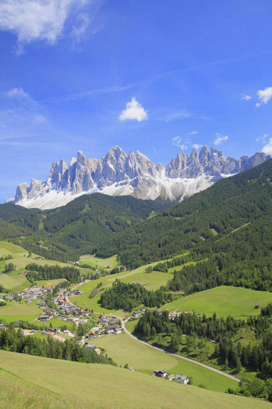 无人,家,竖图,俯视,室外,白天,旅游,度假,草地,草坪,石头,美景,山,山脉,树林,植物,意大利,欧洲,阴影,光线,石子,影子,房屋,屋子,景观,山顶,山峰,云,云朵,山峦,云彩,娱乐,楼房,住宅,草,树,树木,蓝色,绿色,白云,蓝天,天空,阳光,自然,群山,天,享受,休闲,景色,放松,生长,晴朗,成长,南欧,自然风光,意大利共和国,颠峰,极峰,撒丁岛,萨萨里省,石块,晴空,彩图,高角度拍摄,房子,马达莱纳岛