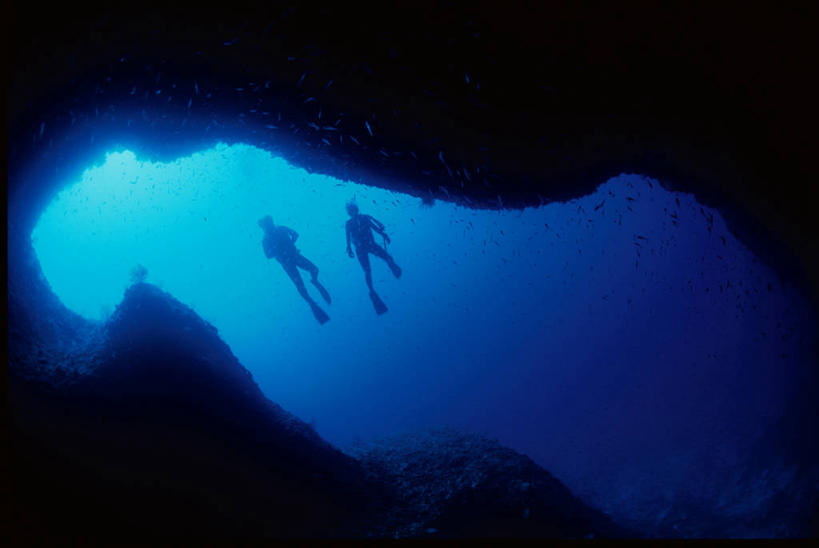 游泳,东方人,两个人,横图,室外,白天,仰视,锻炼,旅游,度假,运动,海底,水下,海浪,海洋,美景,日本,亚洲,服装,潜水镜,泳镜,洞,景观,浪花,水底,黄种人,娱乐,冲绳,衣服,自然,海水,享受,休闲,蛙鞋,景色,放松,海底世界,潜水服,潜水,服饰,洞穴,脚蹼,呼吸管,冲绳县,衣着,穿着,自然风光,潜水装备,海景,东亚,穴,琉球群岛,日本国,九州地方,面镜,浮潜,潜水运动,衣饰,体育,男人,男性,年轻男性,亚洲人,大海,风浪,海,海床,海水的波动,近岸浪,涌浪,彩图,低角度拍摄,全身,健身,干式潜水服