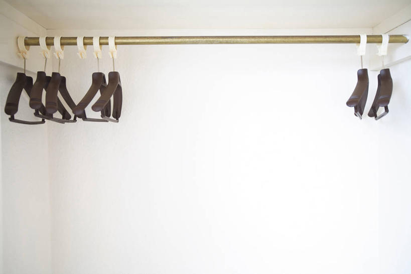 无人,横图,室内,白天,正面,柜子,静物,衣架,一排,许多,吊挂,悬挂,整齐,很多,挂,排列,衣橱,储存,队列,更衣橱,储备,蕴藏,贮备,挂衣架,晾衣架,彩图,贮存