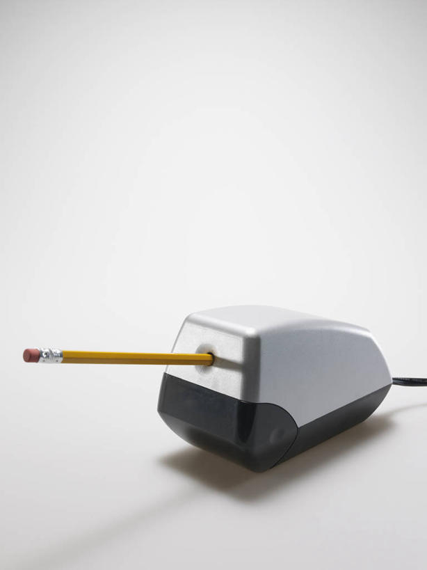 无人,竖图,室内,特写,白天,白色背景,正面,静物,阴影,反射,笔,影子,办公用品,文具,黄色,铅笔,学习用品,摄影,影棚,文具用品,一支,卷笔刀,削笔刀,削笔机,彩图,影棚拍摄,拍摄