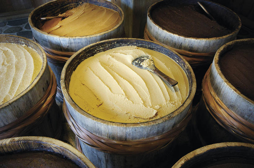 无人,横图,俯视,室内,白天,许多,阴影,反射,木桶,桶,影子,调料,酱料,酱汁,佐料,调味品,很多,调味料,酱,排列,容器,储藏,储存,摆列,彩图,高角度拍摄,布列,分列,贮存,大豆酱,大酱,豆酱,黄酱