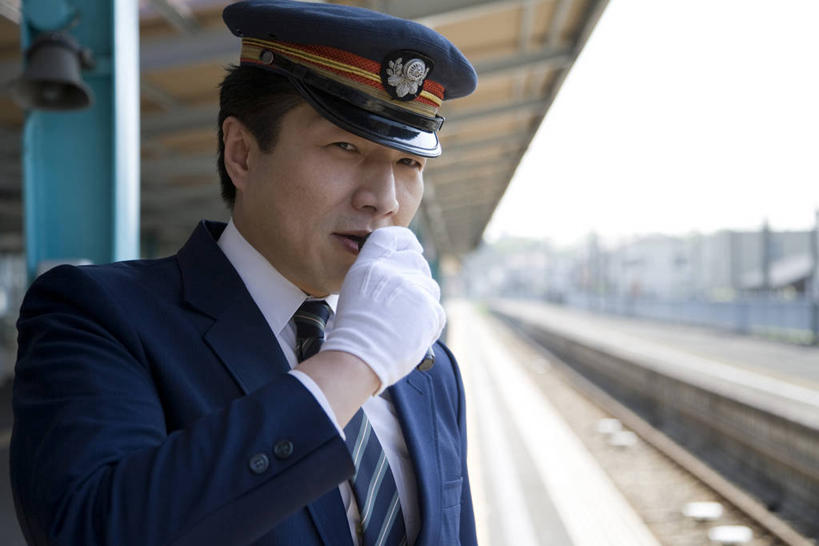 东方人,一个人,火车站,站,横图,室外,白天,正面,工作服,制服,比赛,路,铁路,车站,亚洲,仅一个男性,仅一个人,仅一个中年男性,握,服装,朦胧,模糊,传递,信息,领带,哨子,轨道,站台,交通,铁轨,拿,拿着,注视,黄种人,月台,衣服,观察,看,站着,联络,握着,运输,服饰,观看,声音,信号,察看,口哨,象征,衣着,庄重,穿着,关注,集合,身份,正式,地位,召唤,传达,号令,讯号,工作制服,衣饰,男人,男性,中年男性,亚洲人,站立,半身,彩图,工作套服,铁路车站,铁路站,售票员