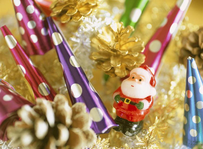 西方人,胡须,一个人,无人,站,横图,室内,白天,正面,爆炸,帽子,雕塑,欧洲,圣诞节,欧洲人,仅一个男性,仅一个人,圣诞老人,服装,节日,朦胧,模糊,庆祝,艺术,装饰,雕刻,雕像,坚果,果实,松果,文化,衣服,红色,工艺品,干果,站着,仅一个老年男性,庆典,圣诞帽,服饰,纪念,庆贺,美术,衣着,松塔,穿着,祝贺,主题,拉炮,表演服,演出服,陈列,功能,美学,棉帽,衣饰,道具服,老年男性,男人,男性,白种人,胡子,络腮胡,站立,彩图,全身,圣诞拉炮