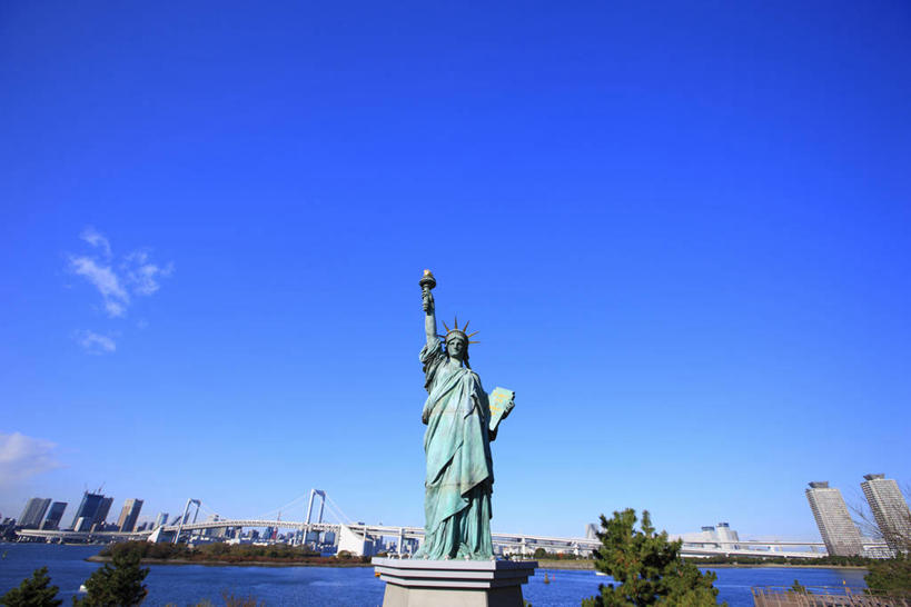 无人,高楼大厦,横图,室外,白天,仰视,度假,自由,海浪,海洋,美景,植物,城市风光,标志建筑,城市,大桥,大厦,地标,建筑,摩天大楼,桥梁,雕塑,东京,自由女神像,日本,亚洲,自由女神,阴影,艺术,装饰,光线,雕刻,雕像,影子,景观,浪花,云,云朵,斜拉桥,桥,彩虹大桥,云彩,娱乐,建设,石雕,树,树木,蓝色,绿色,白云,蓝天,天空,阳光,自然,海水,工艺品,天,享受,休闲,景色,放松,生长,晴朗,成长,纪念,御台场,美术,美好,主题,追求,陈列,海景,东亚,向往,本州,关东地方,本州岛,日本国,东京都,功能,美学,日本彩虹大桥,县厅,港区,东京市,自由女神铜像国家纪念碑,东京港,台场,斜张桥,大海,风浪,海,海水的波动,近岸浪,涌浪,晴空,彩图,低角度拍摄,大楼,高层建筑,高楼,摩天楼,自由照耀世界,东京自由女神像
