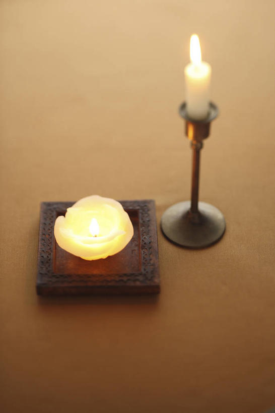 无人,竖图,俯视,室内,特写,白天,蜡烛,阴影,光线,火焰,影子,烛光,烛台,燃烧,两个,点燃,摄影,影棚,蜡烛架,烛架,彩图,高角度拍摄,影棚拍摄,拍摄