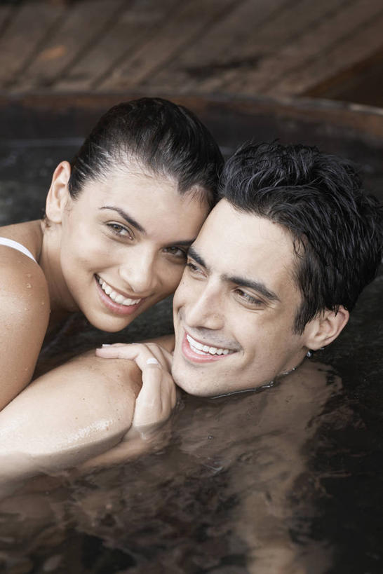 西方人,两个人,抱,笑,微笑,露齿笑,竖图,俯视,室外,白天,爱情,欧洲,欧洲人,朦胧,模糊,浪漫,注视,裸露,浴缸,观察,看,趴着,温暖,温馨,恩爱,恋人,抱着,观看,和睦,察看,搂着,关注,裸,按摩浴缸,卫浴设备,水管装置,男人,男性,年轻男性,年轻女性,女人,女性,白种人,情侣,怀抱,搂,搂抱,趴,相抱,拥抱,半身,彩图,高角度拍摄,伴侣,融洽