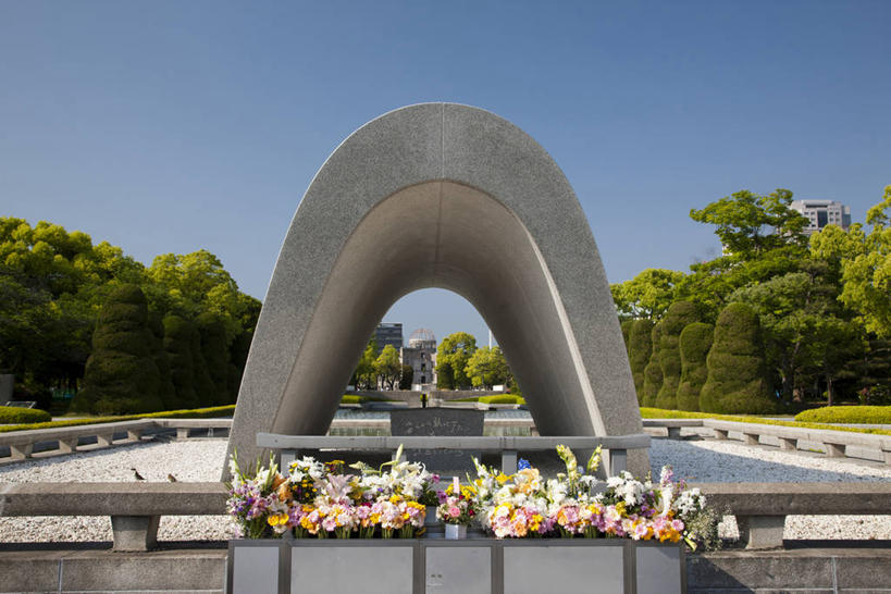 无人,公园,横图,室外,白天,正面,旅游,度假,草地,草坪,植物,标志建筑,地标,建筑,广岛县,日本,亚洲,阴影,盛开,光线,影子,花蕾,娱乐,建设,废墟,草,花,花瓣,花朵,鲜花,树,树木,蓝色,绿色,蓝天,天空,阳光,自然,天,花苞,花蕊,享受,休闲,旅游胜地,放松,生长,晴朗,成长,东亚,本州,万里无云,本州岛,日本国,广岛和平纪念公园,広岛,中国地方,晴空,晴空万里,彩图