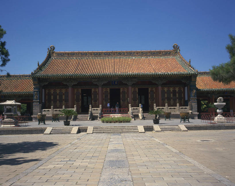 无人,故宫,宫殿,栏杆,横图,室外,白天,正面,旅游,度假,名胜古迹,植物,楼梯,标志建筑,地标,建筑,中国,亚洲,阴影,遗迹,光线,扶手,影子,阶梯,古迹,文物,娱乐,建设,古建筑,护栏,台阶,树,树木,蓝色,绿色,蓝天,天空,阳光,自然,天,享受,休闲,旅游胜地,放松,生长,晴朗,成长,宫廷,权利,古文明,东亚,辽宁,辽宁省,沈阳,万里无云,中华人民共和国,省会,沈阳市,辽,东北地区,王宫,晴空,晴空万里,彩图,皇宫,奉天行宫,沈河区,沈阳故宫,沈阳故宫博物院,盛京宫阙