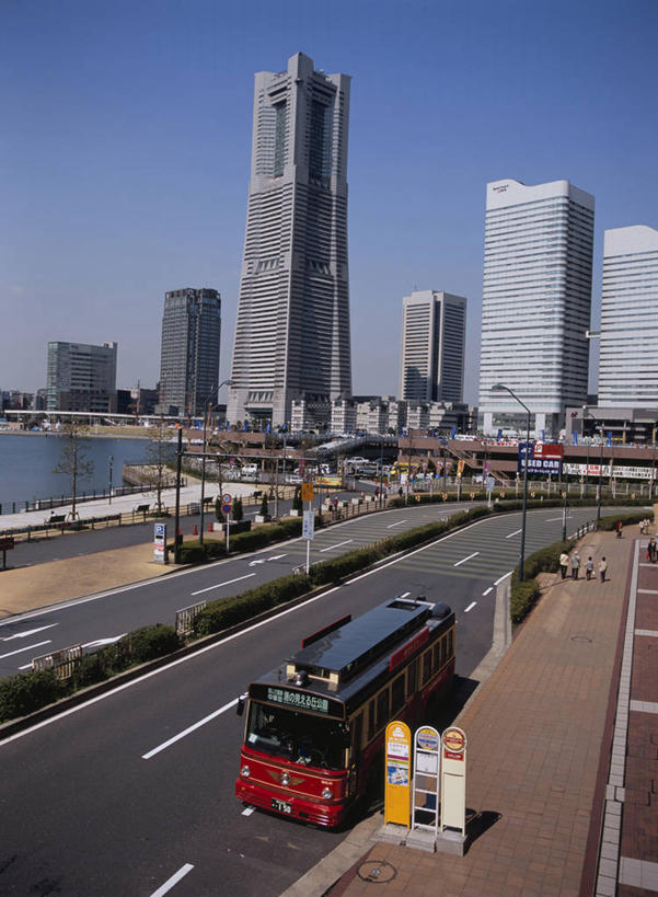 无人,家,高楼大厦,竖图,俯视,航拍,室外,白天,度假,海浪,海洋,美景,植物,城市风光,城市,大厦,道路,建筑,路,摩天大楼,公路,公共汽车,神奈川,日本,亚洲,阴影,光线,影子,房屋,屋子,景观,浪花,公寓,分界线,巴士,停车线,公交车,交通,横滨,横滨市,神奈川县,娱乐,建设,洋房,楼房,双层巴士,住宅,车,树,树木,蓝色,绿色,蓝天,天空,阳光,自然,海水,交通工具,天,享受,休闲,景色,放松,生长,晴朗,成长,车行道,车行道分界线,鸟瞰,载具,标线,海景,东亚,车行线,本州,万里无云,首府,关东地方,本州岛,日本国,双层公共汽车,观光巴士,大海,风浪,海,海水的波动,近岸浪,涌浪,晴空,晴空万里,马路,彩图,高角度拍摄,房子,大楼,高层建筑,高楼,摩天楼