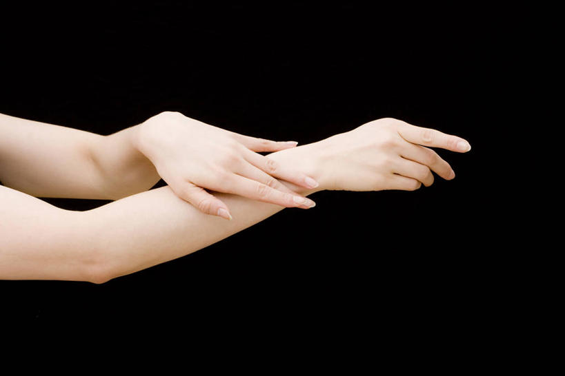 东方人,手,一个人,摸,横图,室内,特写,白天,侧面,亚洲,双手,仅一个年轻女性,仅一个女性,仅一个人,擦,抚摸,黑色背景,黄种人,手部,擦拭,摄影,影棚,揩擦,拭,年轻女性,女人,女性,亚洲人,触摸,接触,半身,彩图,影棚拍摄,拍摄,轻抚