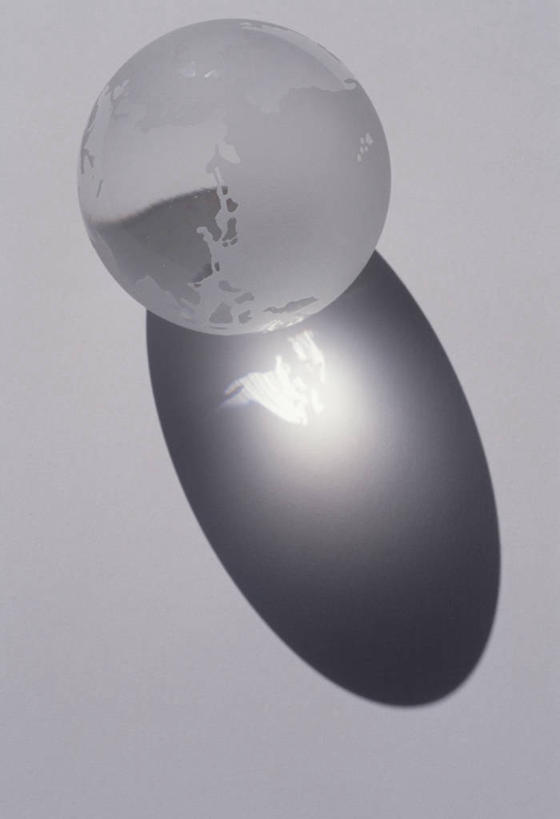 无人,竖图,俯视,室内,特写,白天,仪器,海洋,静物,地图,玻璃,阴影,灰色背景,反射,网格,地球仪,线条,影子,世界地图,地球,陆地,全球,磨砂玻璃,玻璃制品,球,一个,经纬线,模型,球体,摄影,地理,国家,影棚,单个,大陆,世界,纬线,版图,经线,经纬仪,地理学,毛玻璃,彩图,高角度拍摄,影棚拍摄,拍摄,大洋,大洲