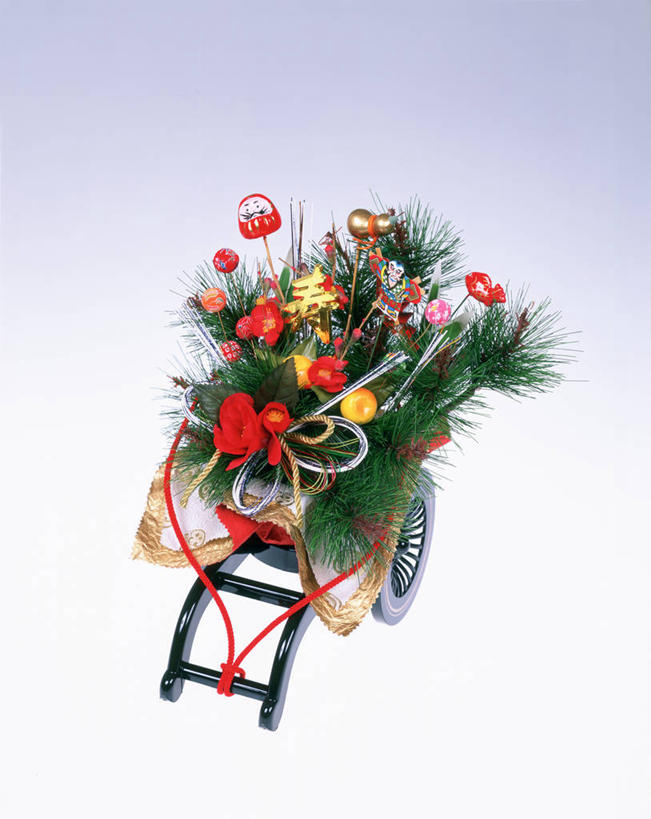 无人,竖图,室内,白天,白色背景,正面,节日,庆祝,装饰,娃娃,祝福,文化,传统,车,手推车,交通工具,祈祷,祈福,庆典,健康,许愿,摄影,影棚,独轮车,纪念,华丽,修饰,祈求,吉祥,点缀,载具,衬托,美观,雅致,雅观,好运,平安,彩图,影棚拍摄,拍摄,日本新年,达摩吉祥娃娃