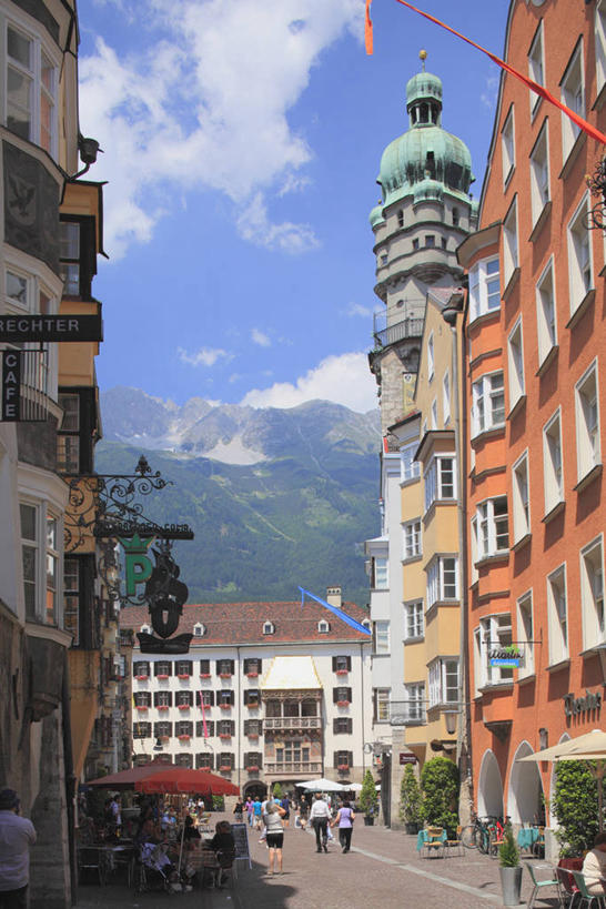 无人,家,竖图,室外,白天,正面,度假,美景,植物,窗户,城市风光,城市,奥地利,欧洲,阴影,光线,影子,房屋,墙,屋子,景观,云,云朵,公寓,云彩,娱乐,洋房,楼房,玻璃窗,墙壁,墙面,住宅,树,树木,蓝色,绿色,白云,蓝天,天空,阳光,自然,天,享受,休闲,景色,放松,生长,晴朗,成长,中欧,首府,因斯布鲁克,奥地利共和国,蒂罗尔,蒂罗尔州,晴空,彩图,房子