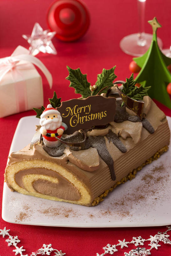 点心,无人,竖图,俯视,室内,特写,白天,植物,餐桌,桌子,餐具,雕塑,圣诞节,阴影,节日,庆祝,艺术,装饰,反射,雕刻,雕像,碟子,挂饰,盘,影子,食品,圣诞树,圣诞球,文化,球,树,树木,食物,糕点,绿色,自然,盘子,工艺品,碟,庆典,球体,生长,成长,餐台,纪念,华丽,修饰,美术,点缀,主题,陈列,功能,美学,衬托,美观,雅致,雅观,圣诞蛋糕,彩图,高角度拍摄,蛋糕