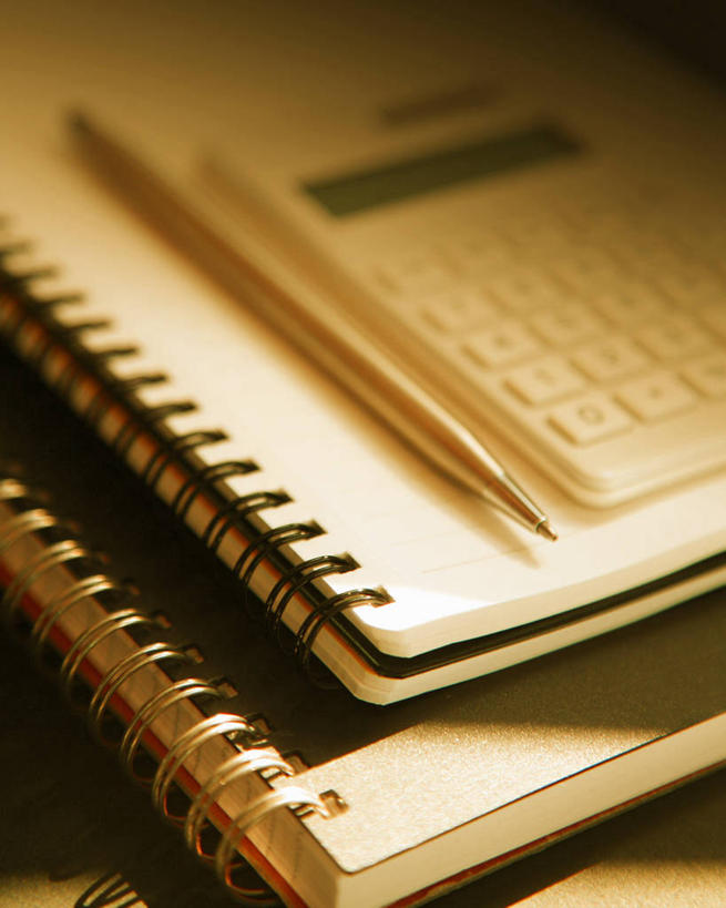 无人,竖图,俯视,室内,特写,白天,计算器,静物,阴影,反射,计算,科学,笔,影子,办公用品,记事本,水笔,文具,本子,笔记本,学习用品,理财,财务,文具用品,数学,彩图,高角度拍摄