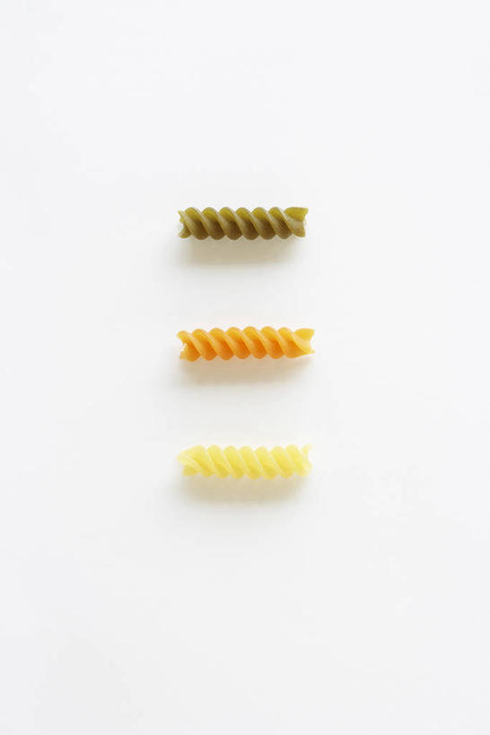 面食,面条,意大利面,无人,竖图,室内,特写,白天,白色背景,正面,西餐,一排,阴影,整齐,并列,并排,反射,影子,面,料理,食品,食物,排列,三个,黄色,绿色,橙色,西式,摄影,影棚,螺旋面,队列,平行,意粉,意面,彩图,影棚拍摄,拍摄