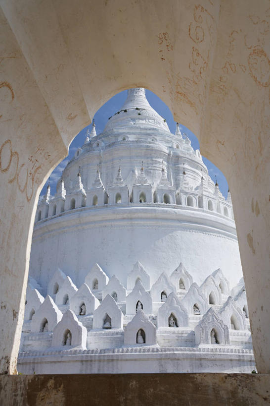 无人,竖图,室内,白天,正面,旅游,度假,名胜古迹,窗户,标志建筑,地标,建筑,缅甸,亚洲,阴影,遗迹,反射,影子,墙,拱门,塔,古迹,文物,娱乐,建设,古建筑,宝塔,佛塔,墙壁,墙面,白色,享受,休闲,旅游胜地,放松,东南亚,古文明,缅甸联邦,浮图,浮屠,彩图,塔婆,浮图塔,浮头,佛图