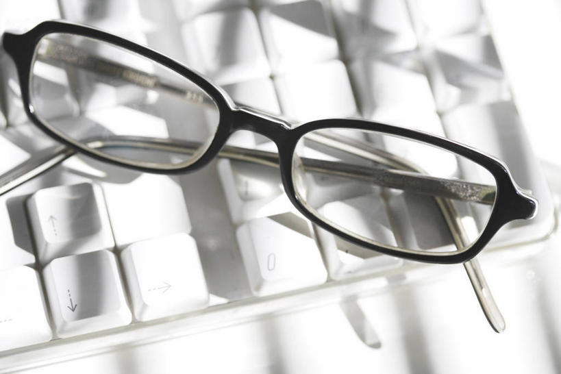 无人,横图,俯视,室内,特写,白天,白色背景,键盘,桌面,桌子,静物,一副,阴影,光线,眼镜,影子,输入设备,通讯设备,阳光,摄影,影棚,通信设备,近视眼镜,电脑键盘,彩图,高角度拍摄,影棚拍摄,拍摄