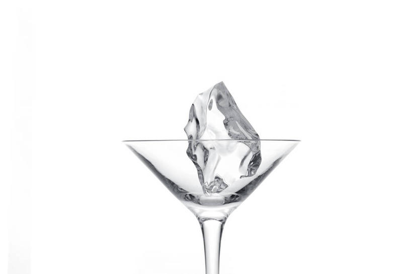 无人,横图,室内,特写,白天,白色背景,正面,杯子,一块,高脚杯,冰,冰块,冷冻,玻璃制品,一个,酒杯,寒冷,摄影,影棚,冷藏,单个,冰冷,保鲜,鸡尾酒杯,玻璃杯,彩图,影棚拍摄,拍摄