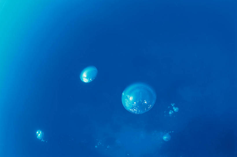 无人,横图,室外,特写,白天,正面,水下,水,透明,液体,水滴,水底,蓝色,泡泡,理智,沉静,冷色,高深,冷淡,彩图