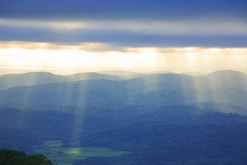 无人,横图,室外,白天,正面,旅游,度假,河流,美景,山,山脉,水,梦幻,发光,光束,河水,景观,山峰,水流,云,云朵,光亮,山峦,云彩,娱乐,白云,自然,群山,享受,休闲,景色,放松,连绵,绵延,未来,发亮,自然风光,憧憬,联贯,彩图