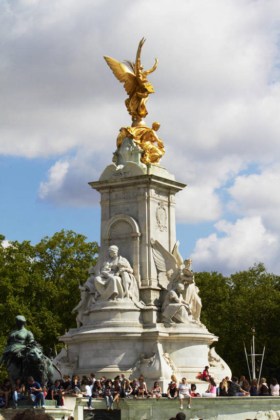 西方人,站,坐,竖图,室外,白天,仰视,旅游,度假,树林,植物,标志建筑,地标,建筑,雕塑,英国,欧洲,伦敦,欧洲人,天使,行人,阴影,服装,艺术,装饰,光线,翅膀,雕刻,雕像,影子,云,云朵,纪念碑,首都,许多人,云彩,注视,休闲装,娱乐,建设,白金汉宫,路人,树,树木,衣服,蓝色,绿色,白云,蓝天,天空,阳光,自然,工艺品,天,观察,看,站着,一群人,享受,休闲,休闲服,旅游胜地,放松,服饰,生长,晴朗,成长,观看,纪念,美术,察看,神圣,西欧,关注,主题,善良,大不列颠,陈列,信徒,维多利亚女王纪念碑,大不列颠及北爱尔兰联合王国,功能,美学,使者,雾都,办公厅,藏金库,美术陈列馆,过客,白金汉屋,帝国纪念堂,圣洁,男人,男性,年轻男性,年轻女性,女人,女性,白种人,晴空,站立,坐着,彩图,低角度拍摄,全身,大不列颠王国,大英帝国,联合王国,日不落帝国