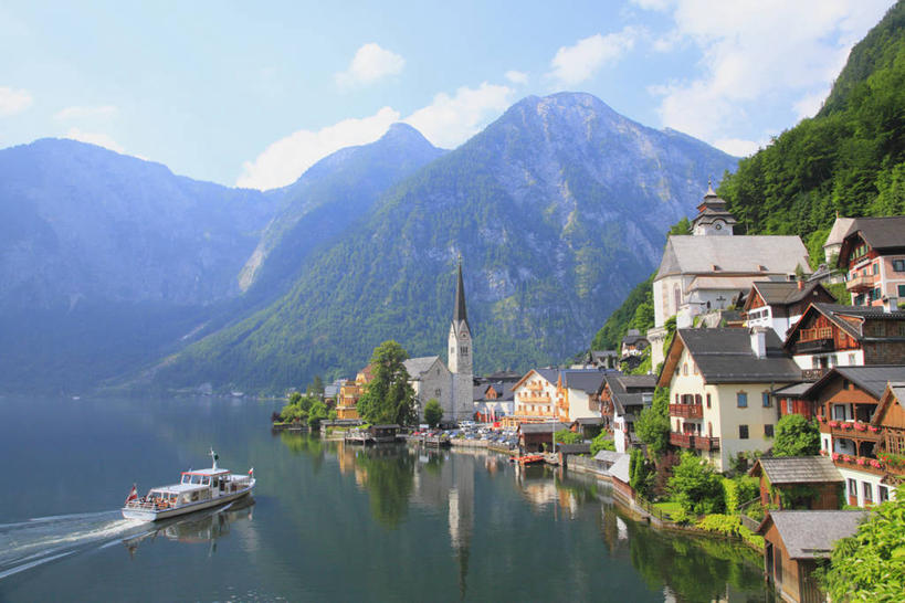 无人,家,横图,室外,白天,正面,旅游,度假,湖,湖泊,美景,山,山脉,树林,水,植物,轮船,船,奥地利,欧洲,阴影,波纹,飞溅,溅,光线,液体,影子,房屋,屋子,湖面,景观,山峰,水滴,水流,水面,云,云朵,公寓,山峦,云彩,娱乐,洋房,楼房,住宅,水珠,树,树木,蓝色,绿色,白云,蓝天,水纹,天空,阳光,自然,船尾波,交通工具,波浪,湖水,群山,天,享受,休闲,景色,放松,生长,晴朗,成长,喷洒,自然风光,载具,中欧,奥地利共和国,上奥地利,上奥地利州,哈尔施塔特,哈尔斯塔特,晴空,彩图,房子