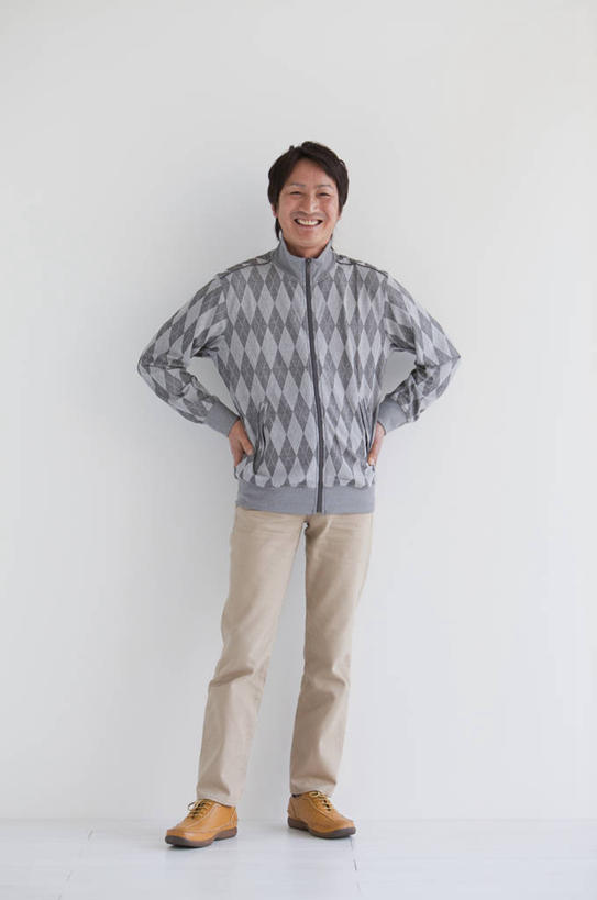 西方人,一个人,站,笑,微笑,露齿笑,竖图,室内,白天,白色背景,正面,衬衫,西装,欧洲,欧洲人,仅一个男性,仅一个人,仅一个中年男性,阴影,套装,服装,裤子,正装,反射,影子,注视,休闲装,职业装,手叉腰,衣服,叉腰,观察,看,站着,休闲,休闲服,摄影,服饰,影棚,观看,西裤,察看,双手叉腰,关注,男人,男性,中年男性,白种人,站立,彩图,全身,影棚拍摄,衬衣,拍摄