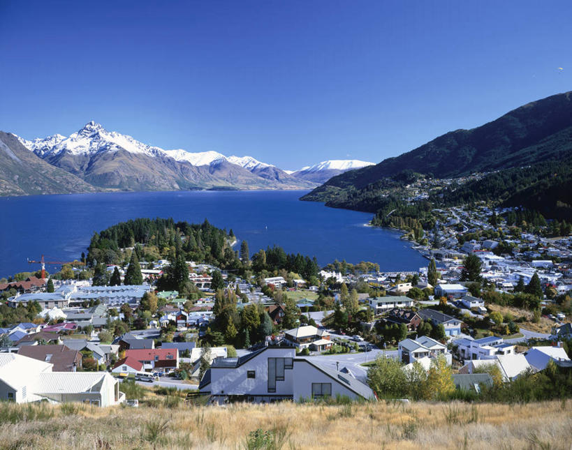 无人,家,横图,室外,白天,正面,旅游,度假,湖,湖泊,美景,山,水,雪,雪山,大雪,新西兰,阴影,光线,影子,房屋,屋子,冰,草屋,湖面,积雪,景观,山峰,水流,水面,雪景,冬季,冬天,公寓,山峦,娱乐,洋房,楼房,住宅,蓝色,蓝天,天空,阳光,自然,茅草屋,湖水,天,享受,休闲,景色,放松,寒冷,晴朗,冰冷,自然风光,大洋洲,万里无云,严寒,纽西兰,冰凉,酷寒,凛冽,凛凛,极冷,长白云之乡,新西兰南岛,奥塔哥大区,皇后镇,昆士敦,昆斯敦,瓦卡蒂普湖,晴空,晴空万里,彩图,房子,茅舍,茅屋,小屋