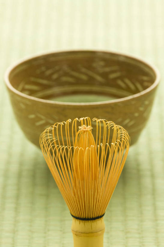 无人,竖图,俯视,室内,特写,白天,幸福,茶,杯子,阴影,朦胧,模糊,反射,影子,绿茶,抹茶,茶叶,塌塌米,榻榻米,娱乐,茶具,水杯,享受,休闲,温馨,放松,乐趣,茶筅,提神,舒适,醒脑,茶叶搅拌器,叠席,茶杯,彩图,高角度拍摄,不发酵茶,苦茗