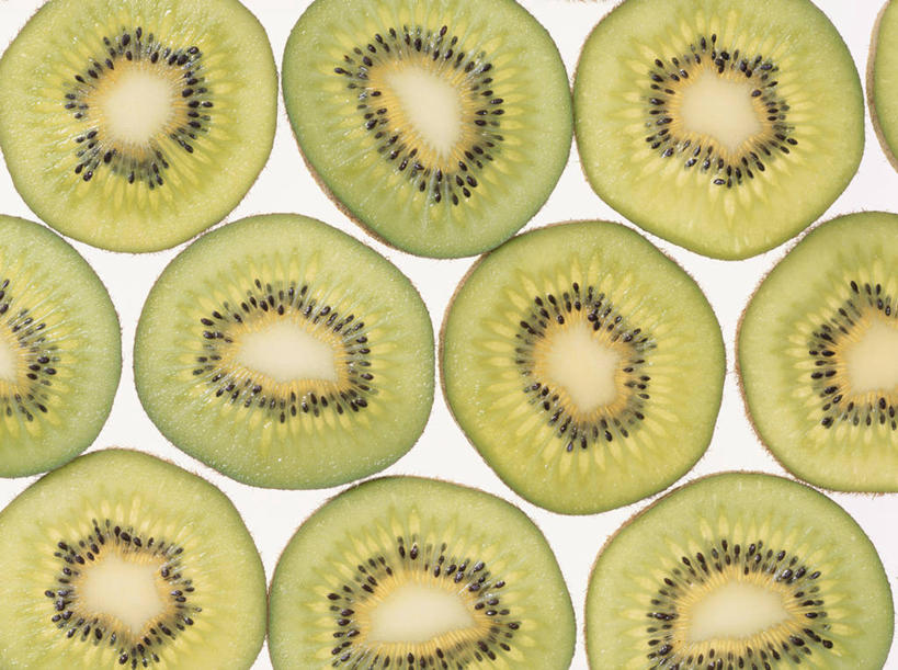 无人,横图,俯视,室内,特写,白天,白色背景,猕猴桃,许多,切开,阴影,反射,影子,很多,切,摄影,影棚,剖面,切面,奇异果,猕猴梨,彩图,高角度拍摄,影棚拍摄,拍摄