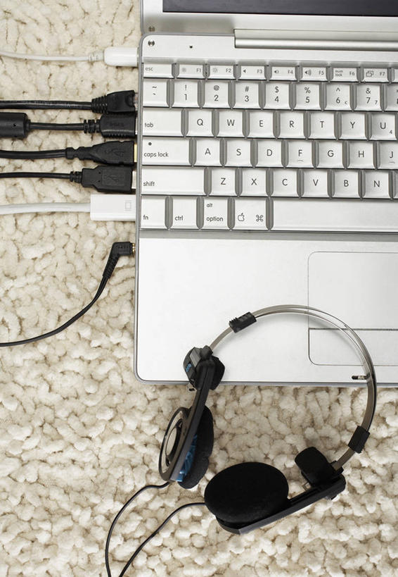 无人,竖图,俯视,室内,特写,白天,快乐,满意,通讯,幸福,电脑,笔记本电脑,数据,地毯,静物,阴影,装饰,编织,反射,传输,网络,影子,手工艺品,音响,织物,音乐,娱乐,通讯设备,耳机,工艺品,享受,休闲,放松,华丽,修饰,点缀,无线,数据线,舒适,享乐,通信设备,无线网络,USB线,无线上网,便携式电脑,衬托,美观,雅致,雅观,线缆,手提电脑,彩图,高角度拍摄,USB数据线