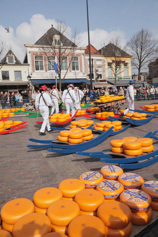 奶酪,伙伴,朋友,家,走,竖图,室外,白天,正面,工作服,制服,度假,友谊,合作,团队,美景,植物,城市风光,城市,帽子,欧洲,荷兰,阴影,电力,光线,电线,电线杆,线,影子,房屋,屋子,景观,云,云朵,公寓,干酪,起司,枝条,电能,芝士,首都,许多人,营养,线路,云彩,注视,娱乐,运动帽,洋房,楼房,住宅,树,树木,树枝,工人,蓝色,绿色,白云,蓝天,天空,阳光,自然,天,观察,看,一群人,享受,休闲,鸭舌帽,乳酪,景色,放松,战略,生长,晴朗,成长,观看,电,电源,察看,乳制品,西欧,关注,能量,发酵,阿姆斯特丹,联合,合谋,荷兰王国,尼德兰王国,工作制服,虬枝,枝杈,北荷兰省,阿克马,配合,协作,男人,男性,年轻男性,员工,晴空,步行,散步,走路,彩图,全身,工作套服,房子,匠人,劳动者,体力工