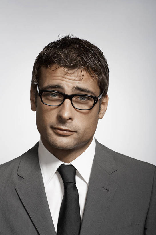 西方人,脸,头,脸颊,一个人,商务人士,商务男性,竖图,室内,特写,白天,正面,衬衫,欧洲,欧洲人,仅一个男性,仅一个人,仅一个中年男性,阴影,灰色背景,套装,反射,眼镜,影子,领带,注视,肩膀,观察,看,皱眉,摄影,影棚,观看,疑惑,察看,象征,庄重,关注,商务装,身份,近视眼镜,工薪阶层,正式,地位,男人,男性,中年男性,白种人,头部,脸部,脸蛋,面部,白领,上班族,半身,彩图,影棚拍摄,衬衣,拍摄