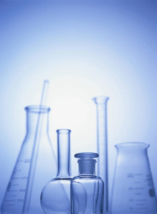无人,竖图,室内,特写,白天,正面,实验,仪器,静物,杯子,玻璃,许多,蓝色背景,研究,透明,分析,化学,测试,烧瓶,试管,锥形瓶,很多,玻璃制品,玻璃棒,玻璃瓶,瓶子,搅拌,器皿,摄影,影棚,玻璃仪器,试验耗材,实验用品,圆底烧瓶,三角烧瓶,依氏烧瓶,锥形烧瓶,引流,玻棒,玻璃杯,彩图,影棚拍摄,拍摄