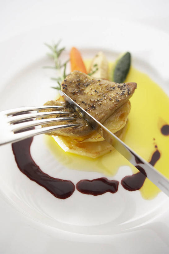 内脏,肝脏,无人,竖图,俯视,室内,特写,白天,白色背景,烹饪,西餐,萝卜,胡萝卜,蔬菜,餐具,阴影,新鲜,反射,叉子,刀叉,刀子,碟子,盘,影子,调料,酱料,酱汁,佐料,料理,食品,调味品,调味料,酱,菜肴,美食,食物,盘子,碟,西式,摄影,佳肴,有机食品,绿色食品,影棚,餐刀,黄萝卜,番萝卜,餐叉,鹅肝,肝,进餐用具,红萝卜,甘荀,彩图,高角度拍摄,影棚拍摄,拍摄,鹅肥肝,法国菜,丁香萝卜,胡芦菔金,金笋