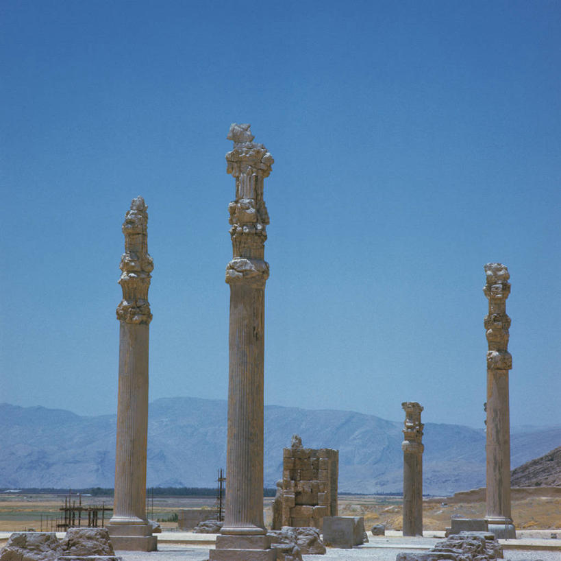 无人,横图,室外,白天,正面,旅游,度假,名胜古迹,山,山脉,标志建筑,地标,建筑,雕塑,阴影,遗迹,艺术,装饰,光线,雕刻,雕像,影子,柱子,山峰,建筑群,山峦,首都,古迹,文物,娱乐,建设,古建筑,石雕,蓝色,蓝天,天空,阳光,工艺品,群山,天,享受,休闲,旅游胜地,放松,晴朗,纪念,美术,主题,陈列,古文明,万里无云,功能,美学,阿黑门尼德王朝,阿契美尼德王朝,阿契美尼德帝国,波斯波利斯,波斯帝国,晴空,晴空万里,彩图