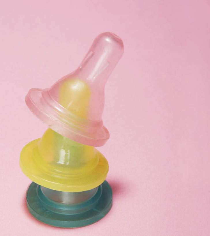 无人,竖图,室内,特写,白天,正面,静物,一排,粉色背景,整齐,排列,三个,粉色,黄色,绿色,摄影,影棚,奶嘴,婴儿用品,安抚,堆,抚慰,队列,安抚奶嘴,彩图,影棚拍摄,拍摄