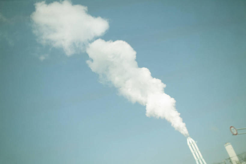 无人,工厂,横图,室外,白天,仰视,度假,烟囱,美景,城市风光,城市,爱知县,日本,亚洲,阴影,光线,影子,景观,娱乐,蓝色,蓝天,天空,阳光,天,享受,休闲,景色,放松,工业,晴朗,污染,废气,危害,有害,东亚,本州,万里无云,本州岛,日本国,中部地方,爱知,环境污染,晴空,晴空万里,彩图,低角度拍摄,制造厂,大气污染,工业废气,工业污染,化学污染,污染物,有害气体,生产工厂