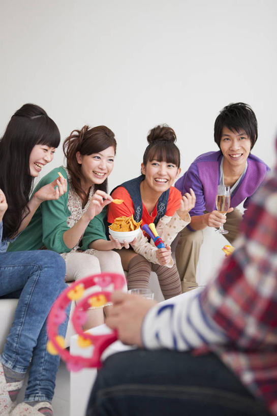 点心,东方人,背部,伙伴,朋友,坐,笑,微笑,露齿笑,竖图,室内,白天,正面,游戏,友谊,玩具,亚洲,五个人,握,服装,朦胧,模糊,陶瓷,食品,陶瓷制品,许多人,拿,玩,拿着,注视,休闲装,黄种人,娱乐,食物,衣服,容器,碗,零食,观察,看,一群人,休闲,休闲服,爆米花,益智,握着,服饰,观看,活动,储藏,ktv包厢,包厢,察看,储存,发泄,关注,消遣,智力,摇铃,歌厅,包房,垃圾食品,膨化食品,宣泄,零嘴,ktv包房,友情,男人,男性,年轻男性,年轻女性,女人,女性,亚洲人,玩耍,嬉戏,坐着,半身,彩图,卡拉ok,手摇铃,贮存