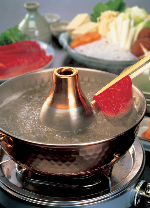 无人,竖图,俯视,室内,特写,白天,烹饪,筷子,萝卜,胡萝卜,蔬菜,餐具,阴影,朦胧,模糊,新鲜,反射,影子,陶瓷,大白菜,肉,日本料理,牛肉,料理,食品,陶瓷制品,文化,传统,白菜,菜肴,美食,肉类,食物,容器,碗,日式料理,日式,佳肴,有机食品,绿色食品,储藏,礼节,储存,黄萝卜,番萝卜,礼仪,肉食,结球白菜,寿喜锅,胶菜,进餐用具,红萝卜,甘荀,彩图,高角度拍摄,牛肉火锅,丁香萝卜,胡芦菔金,金笋,黄芽白,贮存