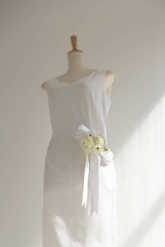 无人,竖图,室内,特写,白天,正面,裙子,阴影,灰色背景,连衣裙,装饰,盛开,反射,人造模特,影子,胸花,花蕾,花,花瓣,花朵,鲜花,饰品,花苞,花蕊,摄影,影棚,道具,华丽,修饰,点缀,配饰,模特道具,时装道具,衬托,美观,雅致,雅观,彩图,影棚拍摄,拍摄,包布模特,服装立裁人台,人台,试衣模特,试衣人台,襟花