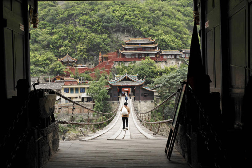 东方人,一个人,走,横图,室外,白天,旅游,度假,名胜古迹,山,山脉,树林,植物,标志建筑,地标,建筑,中国,亚洲,仅一个男性,仅一个人,服装,遗迹,山峰,塔,桥,山峦,休闲装,黄种人,古迹,文物,娱乐,建设,古建筑,宝塔,佛塔,树,树木,仅一个年轻男性,背面,衣服,绿色,自然,群山,享受,休闲,休闲服,旅游胜地,放松,服饰,吊桥,四川省,生长,成长,人行桥,悬索桥,吊杆,古文明,东亚,四川,泸定桥,甘孜藏族自治州,中华人民共和国,西南地区,川,甘孜,甘孜州,泸定县,浮图,浮屠,锚锭,悬索,男人,男性,年轻男性,亚洲人,步行,散步,走路,彩图,全身,塔婆,浮图塔,浮头,佛图,铁索桥,泸定