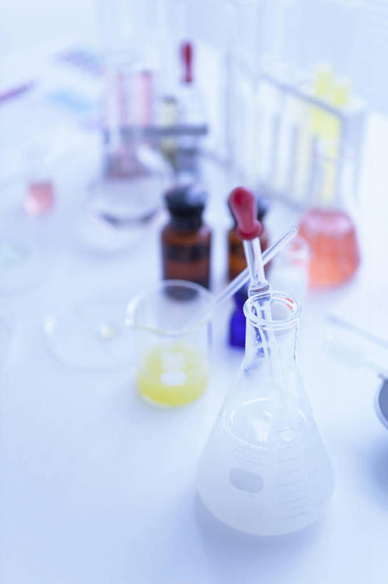 无人,竖图,俯视,室内,特写,白天,实验,仪器,桌面,桌子,杯子,阴影,检查,朦胧,模糊,研究,透明,反射,分析,科学,化学,测试,试管,试管架,试剂瓶,显微镜,影子,锥形瓶,玻璃制品,玻璃瓶,瓶子,观察,器皿,清晰,探索,放大,观看,仔细,透镜,凸透镜,聚焦,关注,工作台,计量,玻璃仪器,试验耗材,实验用品,光学,清楚,彩图,高角度拍摄,实验台,实验桌