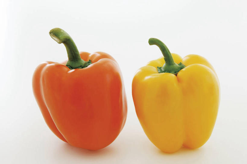 无人,横图,室内,特写,白天,白色背景,正面,辣椒,蔬菜,阴影,新鲜,反射,影子,食品,食物,两个,黄色,橙色,摄影,有机食品,绿色食品,影棚,黄辣椒,彩椒,辣角,红海椒,大椒,辣虎,广椒,甜椒,柿子椒,辣子,海椒,番椒,灯笼椒,彩图,影棚拍摄,拍摄,黄灯笼辣椒,黄帝椒