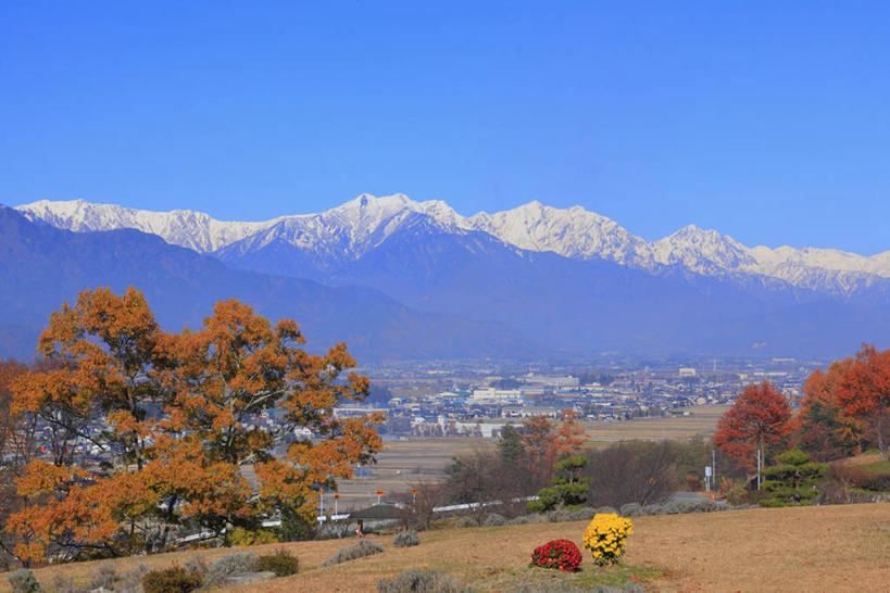 无人,家,横图,室外,白天,正面,旅游,度假,草地,草坪,美景,秋季,山,树林,雪,雪山,植物,大雪,长野县,日本,亚洲,阴影,光线,影子,房屋,屋子,冰,积雪,景观,山峰,雪景,冬季,冬天,公寓,山峦,娱乐,洋房,楼房,住宅,草,树,树木,蓝色,绿色,蓝天,天空,阳光,自然,天,享受,休闲,景色,放松,寒冷,生长,晴朗,成长,冰冷,自然风光,东亚,本州,万里无云,本州岛,日本国,中部地方,长野,严寒,冰凉,酷寒,凛冽,凛凛,极冷,晴空,晴空万里,秋,秋天,彩图,房子,北阿尔卑斯山,飞驒山脉
