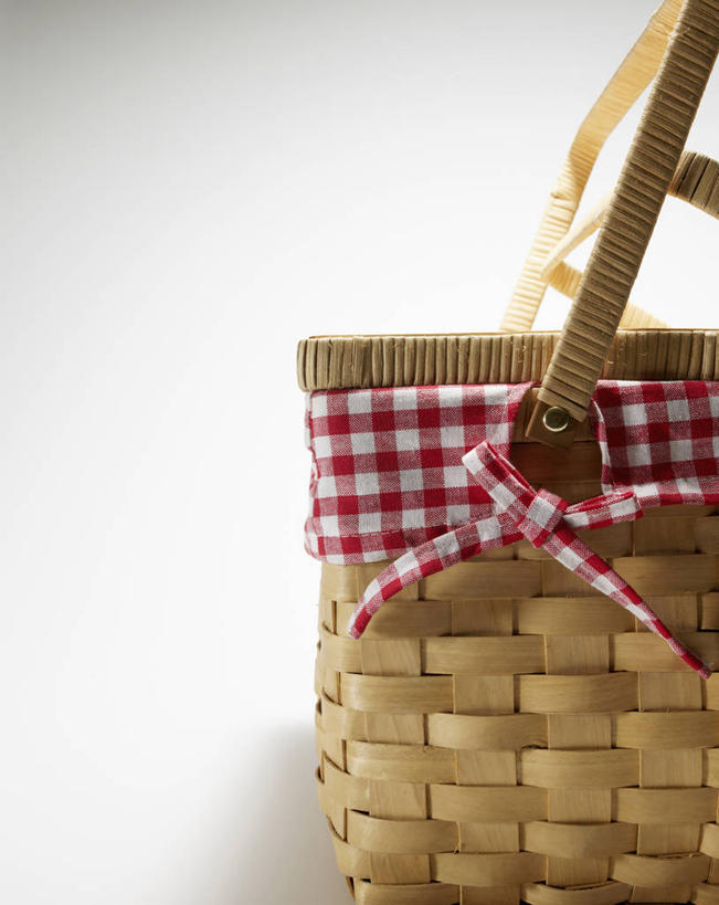 无人,竖图,室内,特写,白天,白色背景,正面,静物,阴影,反射,方格,格子,篮子,影子,坐垫,一个,红色,白色,摄影,影棚,单个,野餐垫,野餐地毯,多功能毯,食物篮,彩图,影棚拍摄,拍摄,野餐篮